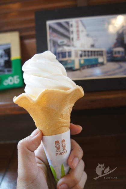 京都・梅小路公園の市電カフェ内のソフトクリーム